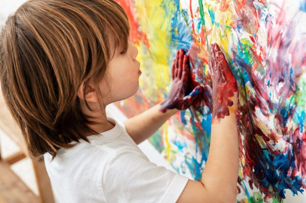 Niño en el atelier de infantil en tamaño grande